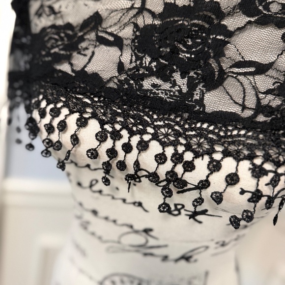 Scarf, Infinity black lace with delicate fringe - Picture 3 of 3